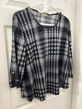 Brochure Round Neck Blouse with 3/4 Sleeves